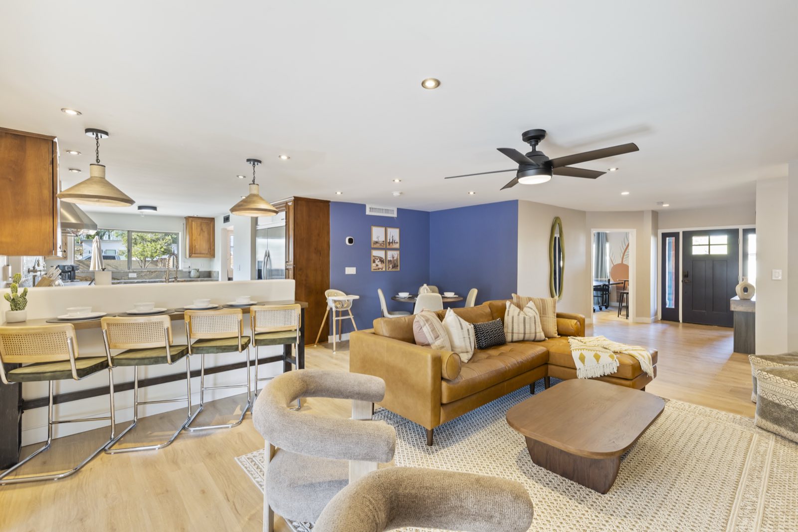 Open-plan living room and kitchen bar in a Scottsdale short-term rental